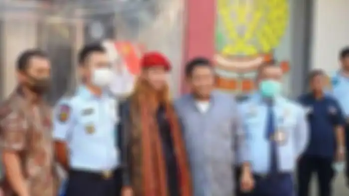 Habib Bahar bin Smith saat keluar dari Lembaga Permasyarakatan (Lapas) Kelas IIA Pondok Ranjeg, Cibinong, didampingi pengacara dan keluarganya, Sabtu (16/5/2020) sekitar pukul 15.00 WIB
