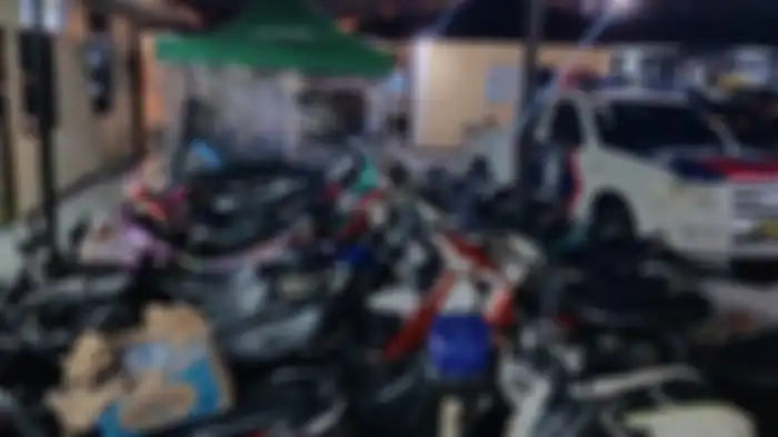 Motor milik pengendara yang membandel karena memasang knalpot blong diamankan di Mapolres Siantar. 