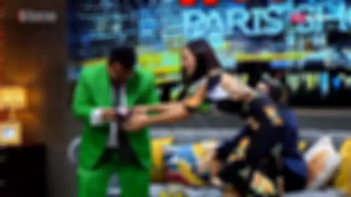 Lolita berusaha menunjukkan dompet Hotman Paris yang sudah jebol