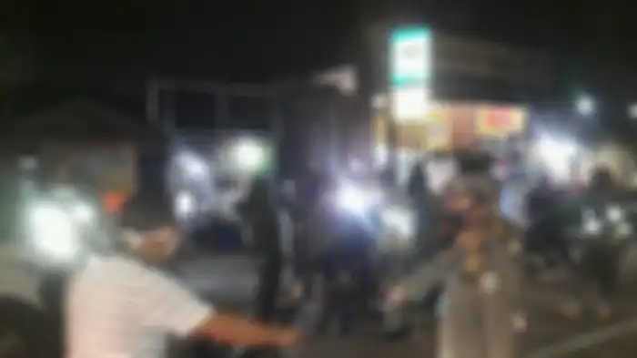 Personel gabungan Tim Gugus Tugas Percepatan Penanganan Covid-19 Jakarta Utara menggelar operasi Praja Peduli Malam Takbiran di Jalan Sungai Landak, Cilincing, Jakarta Utara, Sabtu (23/5/2020) malam hingga Minggu (25/4/2020) dini hari.  