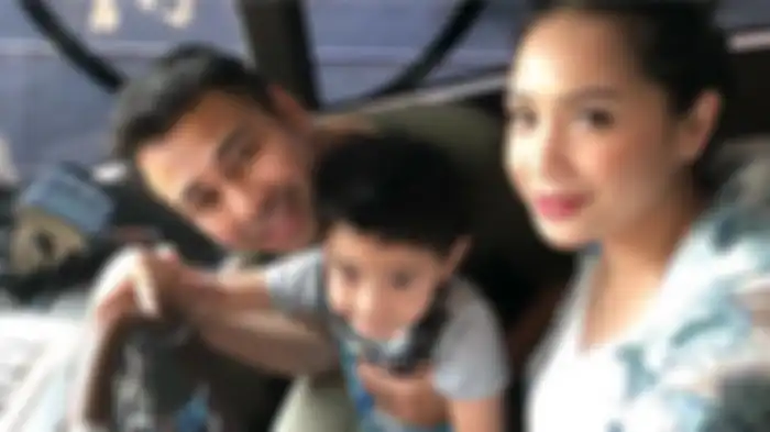 Raffi Ahmad berada di bagian kemudi kapal pribadinya