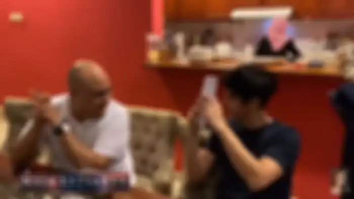 Senyum sumringah anak-anak Maia Estianty saat menerima THR dari Irwan Mussry