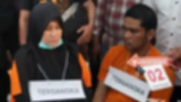 Tersangka kasus pembunuhan Hakim Pengadilan Negeri Medan, Zuraida Hanum yang juga istri korban Jamaluddin (kiri), dan eksekutor pembunuhan Jefri Pratama (kanan) 