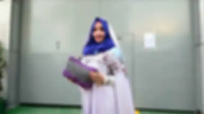 Roro Fitria belajar merajut di dalam rutan.