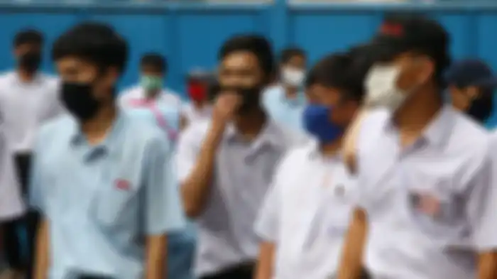 Sejumlah buruh mengenakan masker saat pulang kerja di salah satu pabrik di kawasan Dayeuhkolot, Kabupaten Bandung, Jawa Barat, Rabu (29/4/2020)