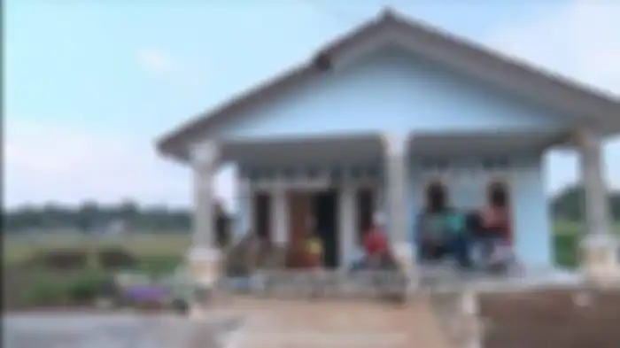 Rumah Siti Badriah di tengah sawah 