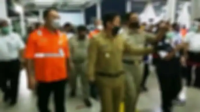 Gubernur DKI Jakarta Anies Baswedan didampingi Wali Kota Bogor Bima Arya meninjau kondisi di Stasiun Bogor, Senin (15/6/2020).