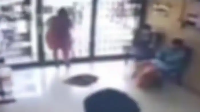 Kamera CCTV berhasil merekam detik-detik wanita yang menabrak pintu kaca sebelum akhirnya meninggal dunia.