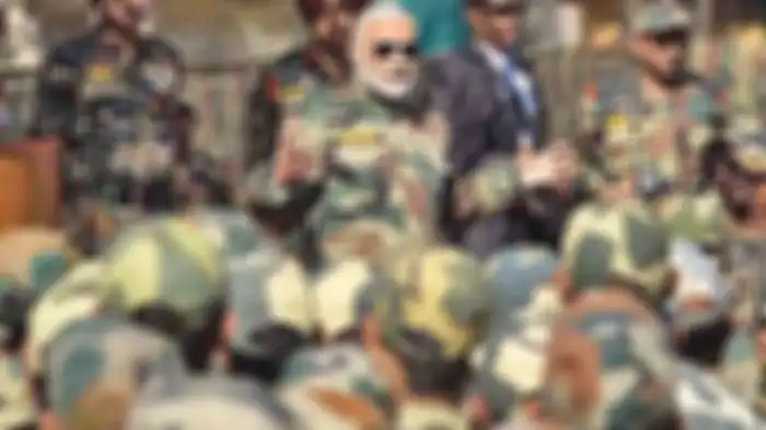Perdana Menteri India di depan pasukan militer negaranya.