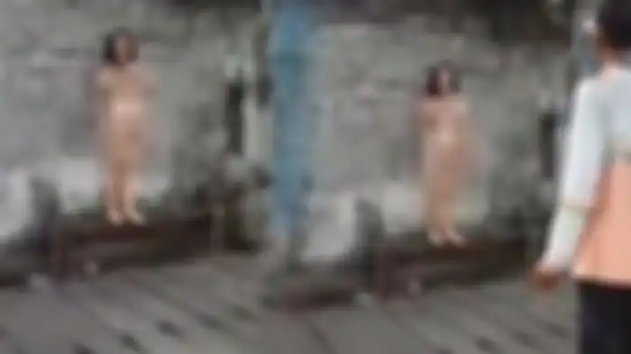 Viral video seorang wanita telanjang berdiri di pinggir jalanan Kota Surabaya