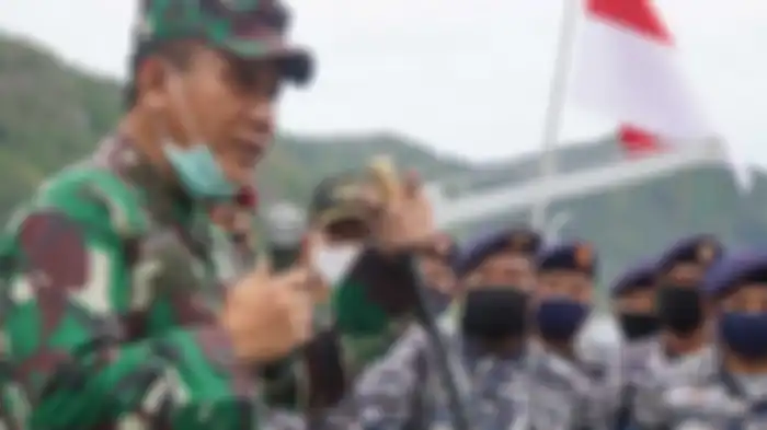 Panglima Komando Armada I Laksamana Muda TNI Ahmadi Heri Purwono, S.E., M.M., memberi pengarahan kepada anggota TNI AL unsur KRI yang sedang melaksanakan patroli di wilayah Perairan Laut Natuna Utara di Selat Lampa, Natuna, Kamis (18/6/2020). 