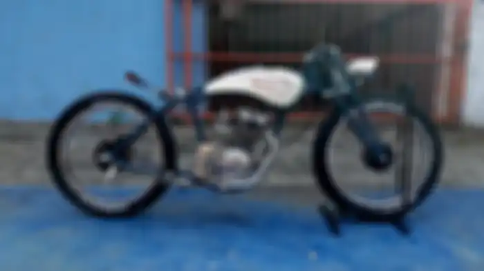 Motor custom board tracker Mercusuar Garage, rangka dibuat rigid tanpa swingarm dan mesin Honda GL Max.