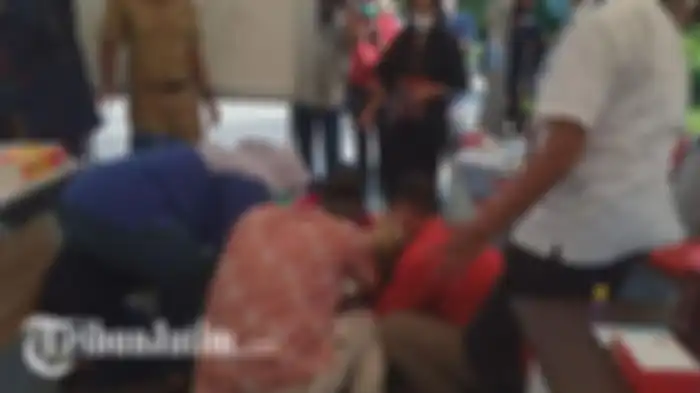 Wali Kota Tri Rismaharini bersujud saat rapat