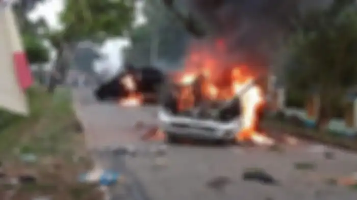 Warga Desa Mompang Julu, Kecamatan Panyabungan Utara, Kabupaten Mandailing Natal (Madina), membakar dua mobil dan memblokir Jalinsum, Senin (29/6/2020). 