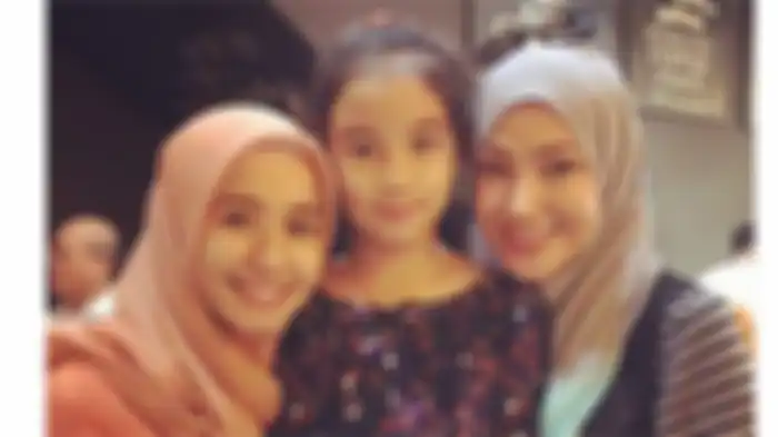 Potret Laudya Cynthia Bella dengan anak dan mantan istri Engku Emran, Erra Fazira