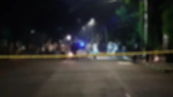 Polisi masih menutup lokasi ledakan di Jalan Yusuf Adinata di Menteng, ledakan diduga berasal dari sekitar Mitsubishi Pajero di sebelah kanan foto 