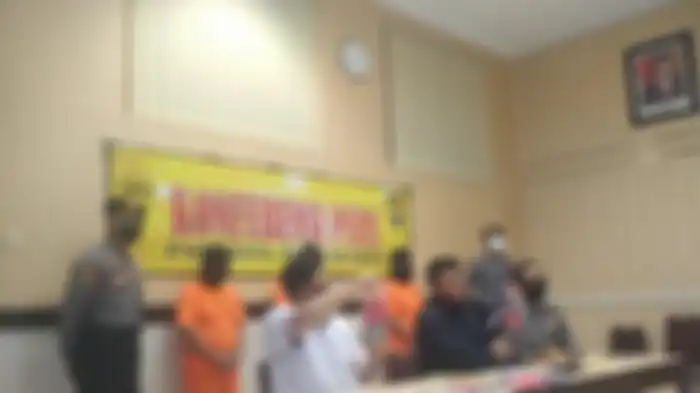 Satreskrim Polresta Yogyakarta menghadirkan tiga tersangka kasus perdagangan anak saat rilis kasus di Mapolresta setempat, Selasa (7/7/2020). 