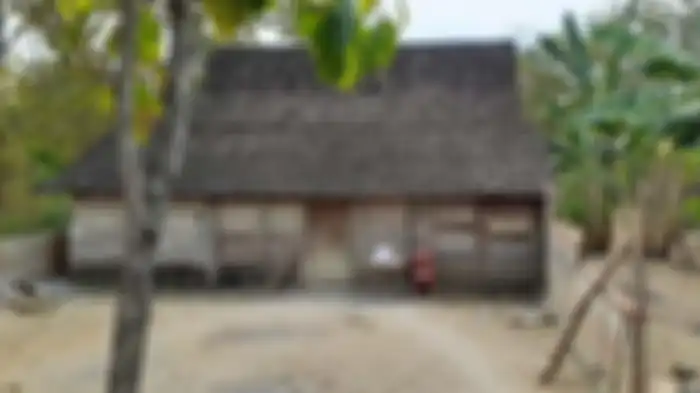 Rumah Giman bergeser 60 cm dan terangkat 130 cm, Kamis (9/7/2020). Giman mengaku untuk mengangkatnya dia membayangkan dibantu puluhan makhluk gaib.