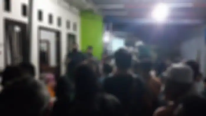 Ratusan pelayat menyesaki rumah duka almarhum Yodi Prabowo, Editor Metro TV, di bilangan Jalan Alle Raya, Rempoa, Ciputat Timur, Tangerang Selatan (Tangsel), pada Jumat malam (10/7/2020). 