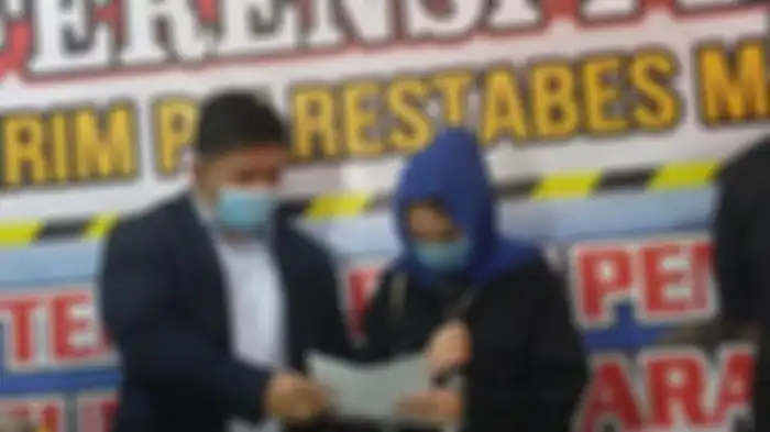 Hana Hanifah sudah setahun berkecimpung di bidang prostitusi online.