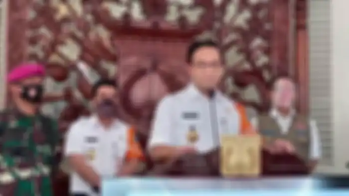 Gubernur DKI Jakarta Anies Baswedan saat mengumumkan perpanjangan PSBB transisi di Balai Kota, Rabu (1/7). 