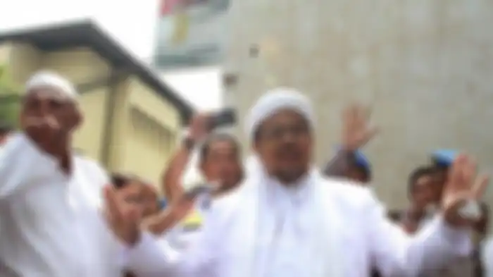 Imam Besar FPI Habib Rizieq Shihab saat tiba untuk menjalani pemeriksaan di Polda Metro Jaya, Jakarta, Rabu (1/2/2017).