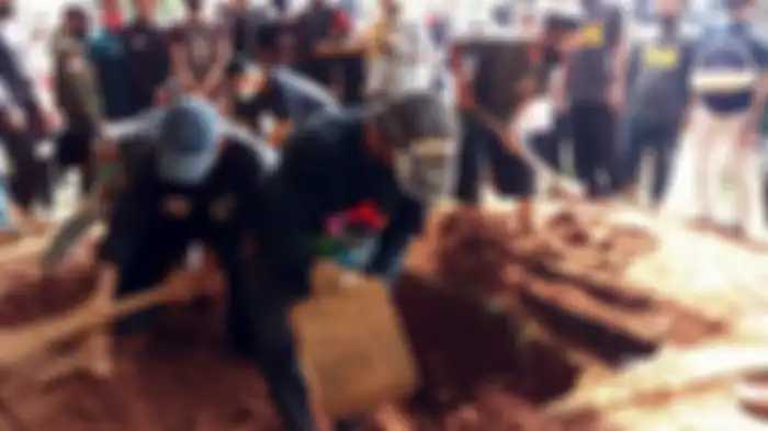 Keluarga dan kerabat menghadiri pemakaman editor video Metro TV Yodi Prabowo di Ciputat Timut, Tangsel, Banten, Sabtu (11/7/2020). Yodi ditemukan tewas di pinggir Jalan Tol Ulujami, Jakarta Selatan, pada Jumat (10/7/2020).