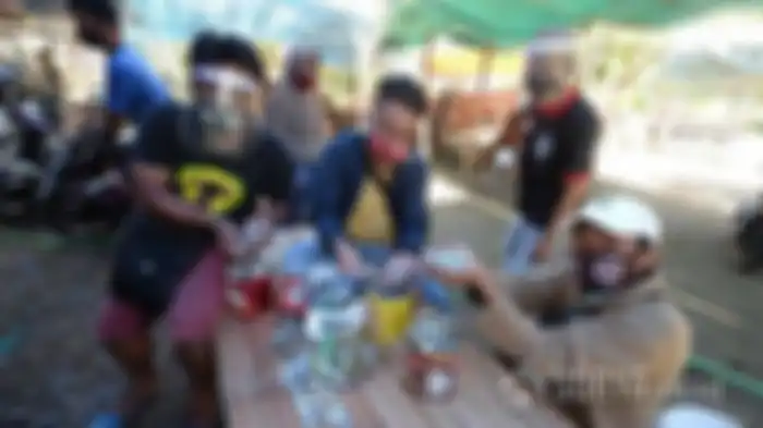 Pedagang hewan kurban di Jl Mayjen Sungkono, Surabaya, menunjukkan uang koin dari salah satu pelanggannya untuk pembelian kambing, Rabu (22/7/2020). 