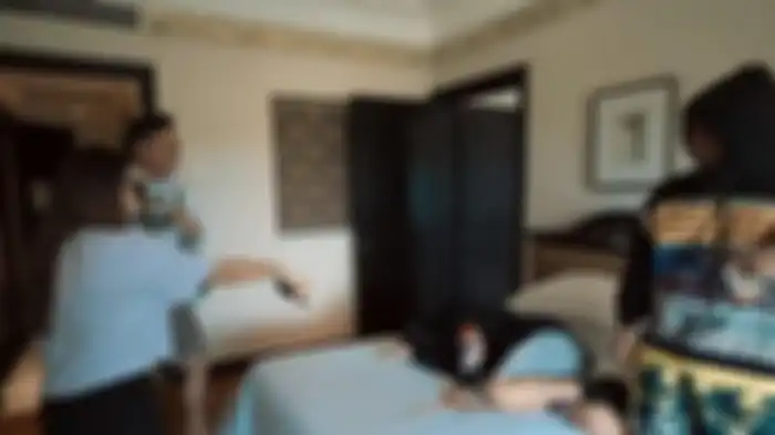Thariq Halilintar, Atta Halilintar, Aurel Hermansyah dan Azriel Hermansyah di hotel 