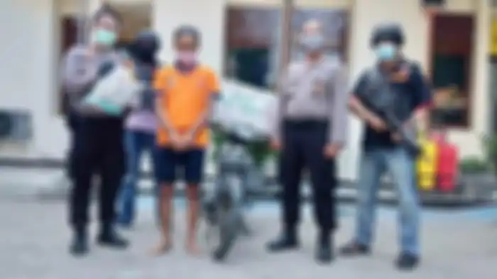 Tukang pijat keliling di Surabaya yang diduga setubuhi istri penyewanya, Dwi Apriyanto (40) saat digelandang ke Mapolsek Sukolilo 