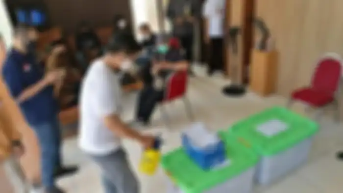 Petugas menyemprotkan disinfektan pada berkas Calon Independen Bagyo-Supardjo (Bajo) yang kembali menyerahkan berkas di KPU Solo, Jalan Kahuripan Utara Nomor 23 Kelurahan Sumber, Kecamatan Banjarsari, Kota Solo, Minggu (26/7/2020). 