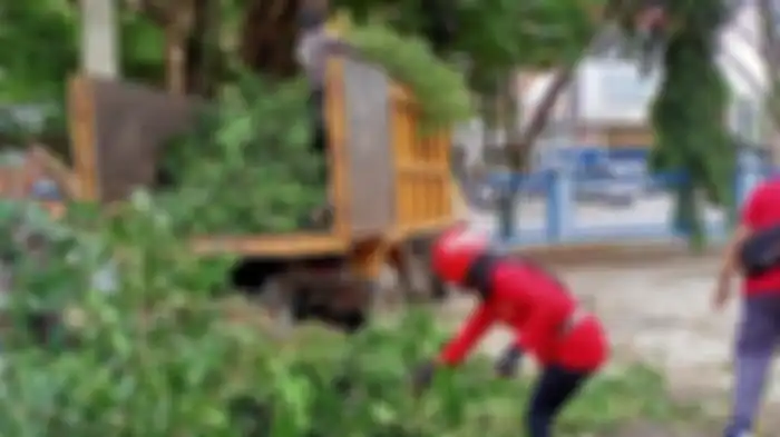 Anis Siswantini, Camat Samarinda Kota saat melakukan kerja bakti, pada Jumat (24/7/2020)
