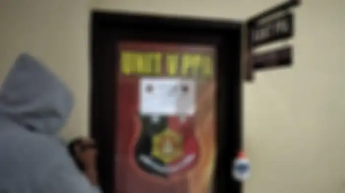 Dua terduga mucikari prostitusi online dan satu artis sedang menjalani pemeriksaan di Mapolresta Bandar Lampung, Selasa (28/7/2020) malam. Diduga Terlibat Prostitusi Online, Polresta Bandar Lampung Amankan 2 Mucikari dan 1 Artis.