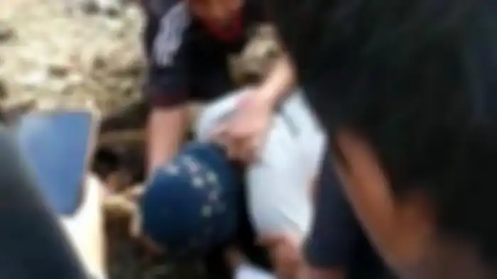 Tubuh Epin Sutisna (50) tiba-tiba ambruk dan menimpa kambing kurban yang akan disembelihnya, Jumat (31/7/2020).