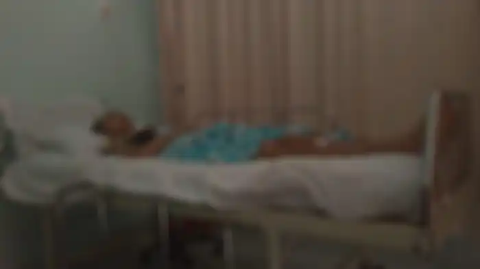 Putra Aji Adhari terbaring di rumah sakit akibat penganiayaan yang dilakukan oleh orang tak dikenal