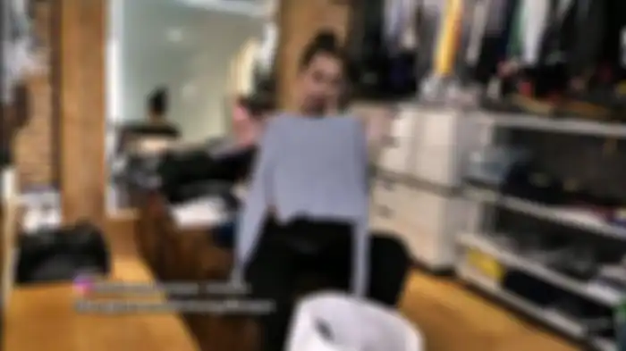 Paula menunjukkan baju-baju lamanya saat masih aktif menjadi model.