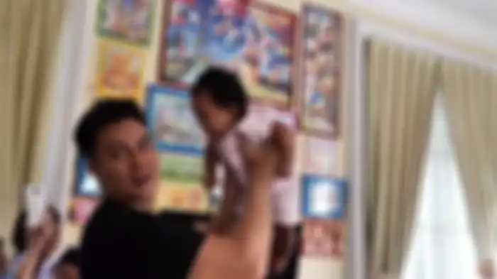 Baim Wong bermain bersama bayi yang dibuang orangtuanya 
