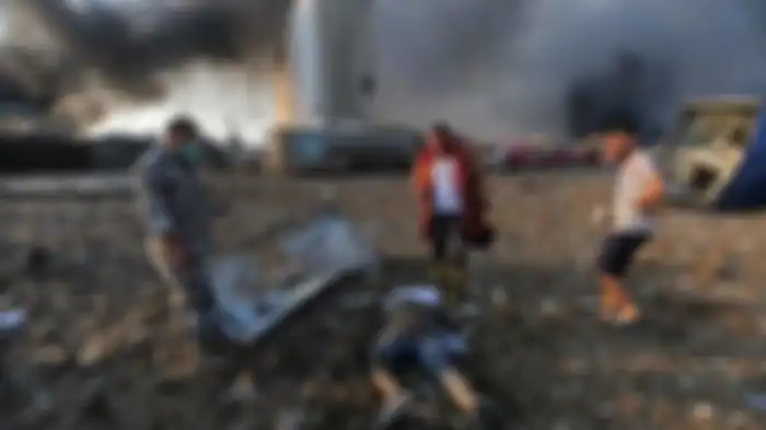 Tubuh seorang korban terletak di tempat ledakan di pelabuhan di Beirut pada 4 Agustus 2020. Dua ledakan besar mengguncang ibukota Lebanon, Beirut, melukai puluhan orang, mengguncang gedung-gedung dan mengirimkan asap besar mengepul ke langit. 