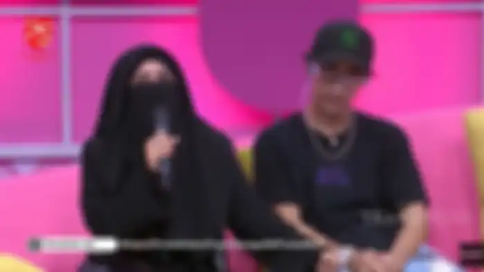 Umi Pipik menahan tangis ketika menceritakan penyakit yang menggerogotinya