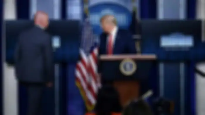 Donald Trump saat akan dievakuasi lantaran terjadi penembakan di sekitar gedung putih