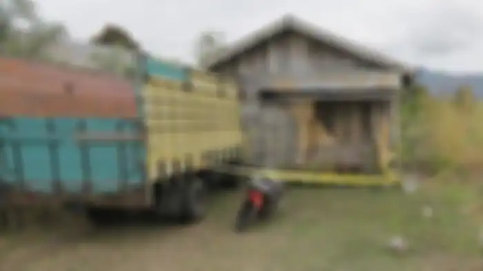 Lokasi kejadian penemuan seorang wanita bernama Arini (30) yang tergantung di mobil truk milik suaminya M (40) yang terparkir di halam rumahnya di Kampung Karang Rejo, Dusun Karang Anyar, Kecamatan Bukit, Kabupaten Bener Meriah, Rabu (12/8/2020) 