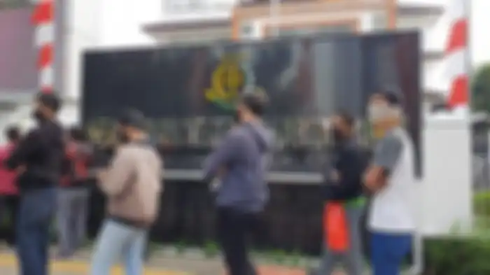 Antrean mengular di Kejaksaan Negeri Jakarta Barat oleh warga yang hendak mengurus tilang, Jumat (14/8/2020)