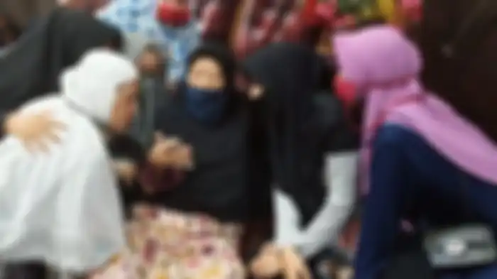 Ibunda Fedrik Adhar, Darmawati saat saksikan prosesi pemakaman sang Jaksa melalui video dirumah kediamnnya di Jalan Pahlawan Kemarung Baturaja Senin (17/8/2020).