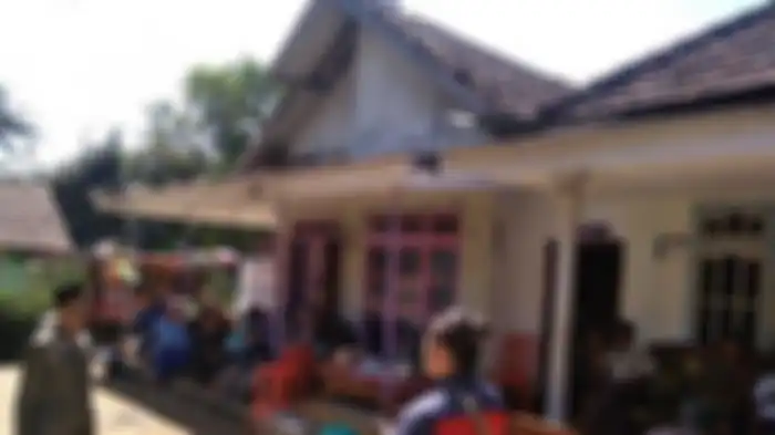 Rumah duka gadis 12 tahun warga Desa Lambangkuning, Lumbang, Probolinggo yang sempat hidup kembali setelah dinyatakan meninggal. 