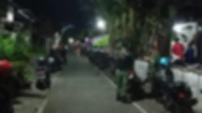 Warga heboh menyaksikan evakuasi empat mayat yang merupakan satu keluarga di rumah kawasan Masjid Al-Aqso di Desa Duwet, Kecamatan Baki, Kabupaten Sukoharjo, Jumat (21/8/2020) malam. 