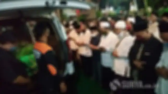 Ribuan masyarakat mengikuti Salat Jenazah Plt Bupati Sidoarjo, Nur Ahmad Syaifuddin di Masjid Besar Nurul Huda, Desa Janti, Kecamatan Waru, Sidoarjo, Sabtu (22/8/2020) malam. 