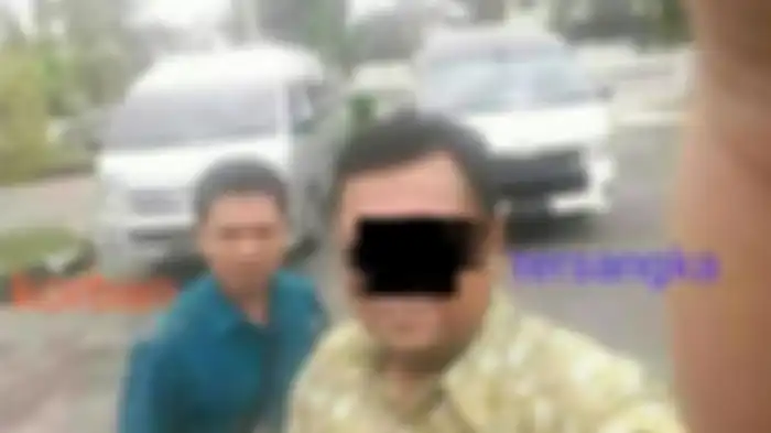 Sempat foto selfie bareng korban, pelaku pembunuhan satu keluarga di Sukoharjo, Jawa Tengah, berinisial HT (41).