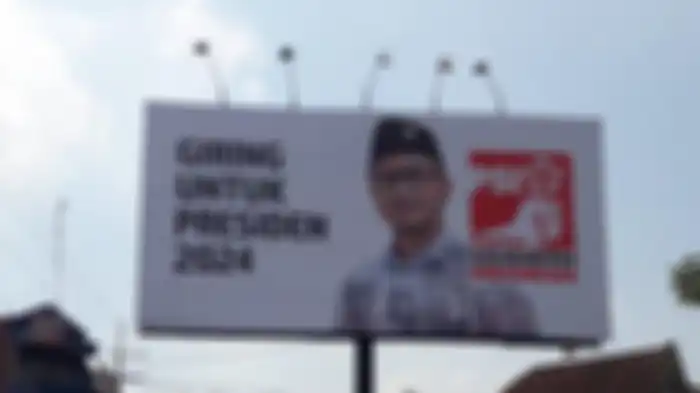 Foto Giring Ganesha eks vokalis Nidji muncul di sebuah baliho besar bertuliskan Giring Untuk Presiden 2024. 