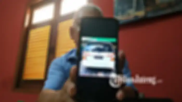 Korban menunjukkan mobil Kijang Innova yang dicuri Niko Tatang dan sudah berubah warnanya, Senin (24/8/2020). 
