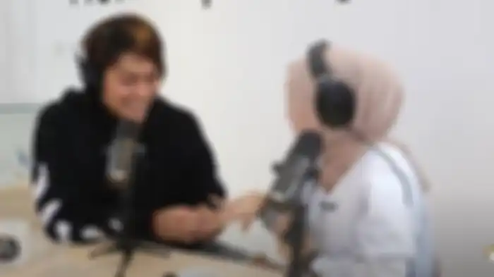 Momen saat Rizky Billar malu-malu sematkan cincin di tangan Lesty Kejora 